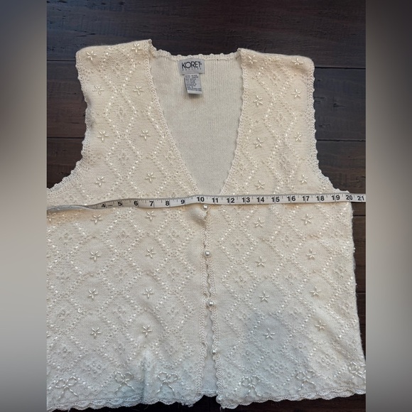 Vintage white beaded soft sweater vest with pearl buttons grannycore cottagecore - Picture 4 of 5